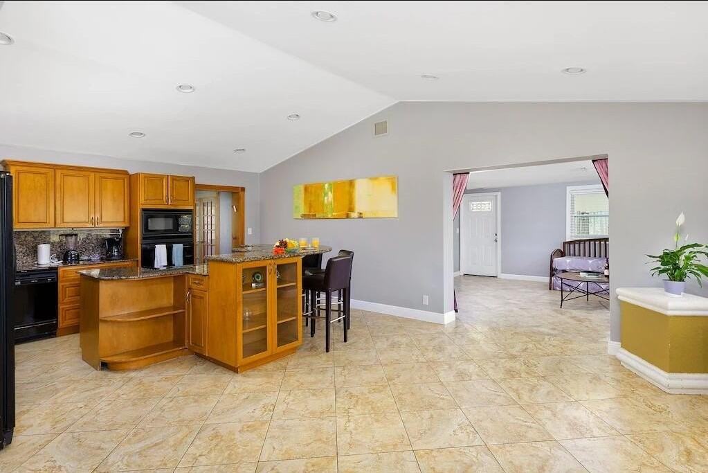 272 Nw 45th St - Photo 4 of 24