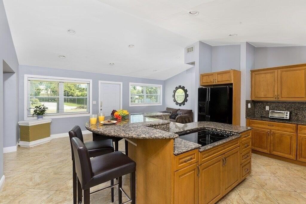 272 Nw 45th St - Photo 5 of 24