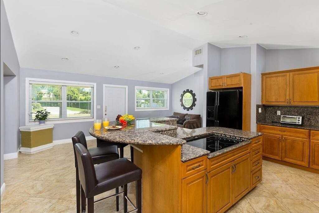 272 Nw 45th St - Photo 6 of 24