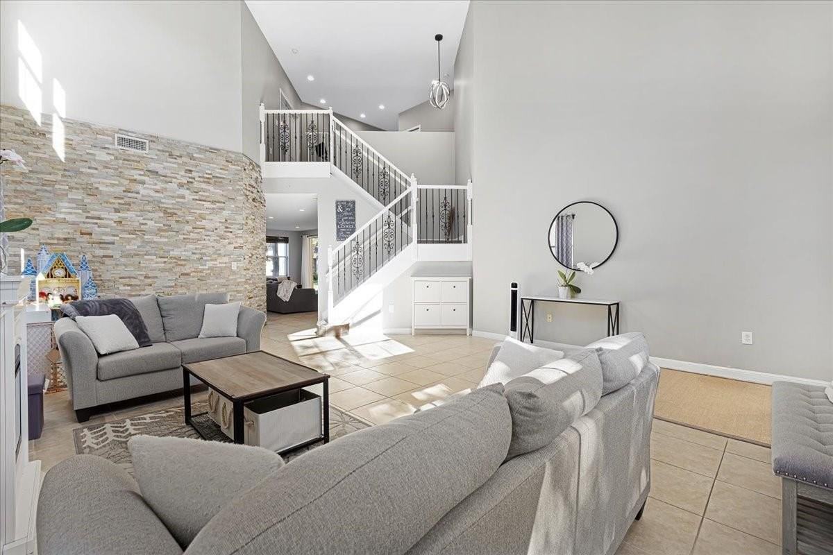 2316 Sw 127th Ave - Photo 4 of 30