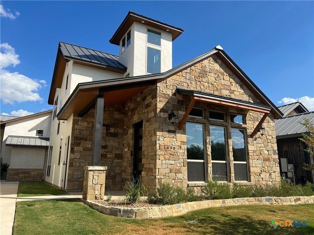 1690 Gruene Vineyard Xing