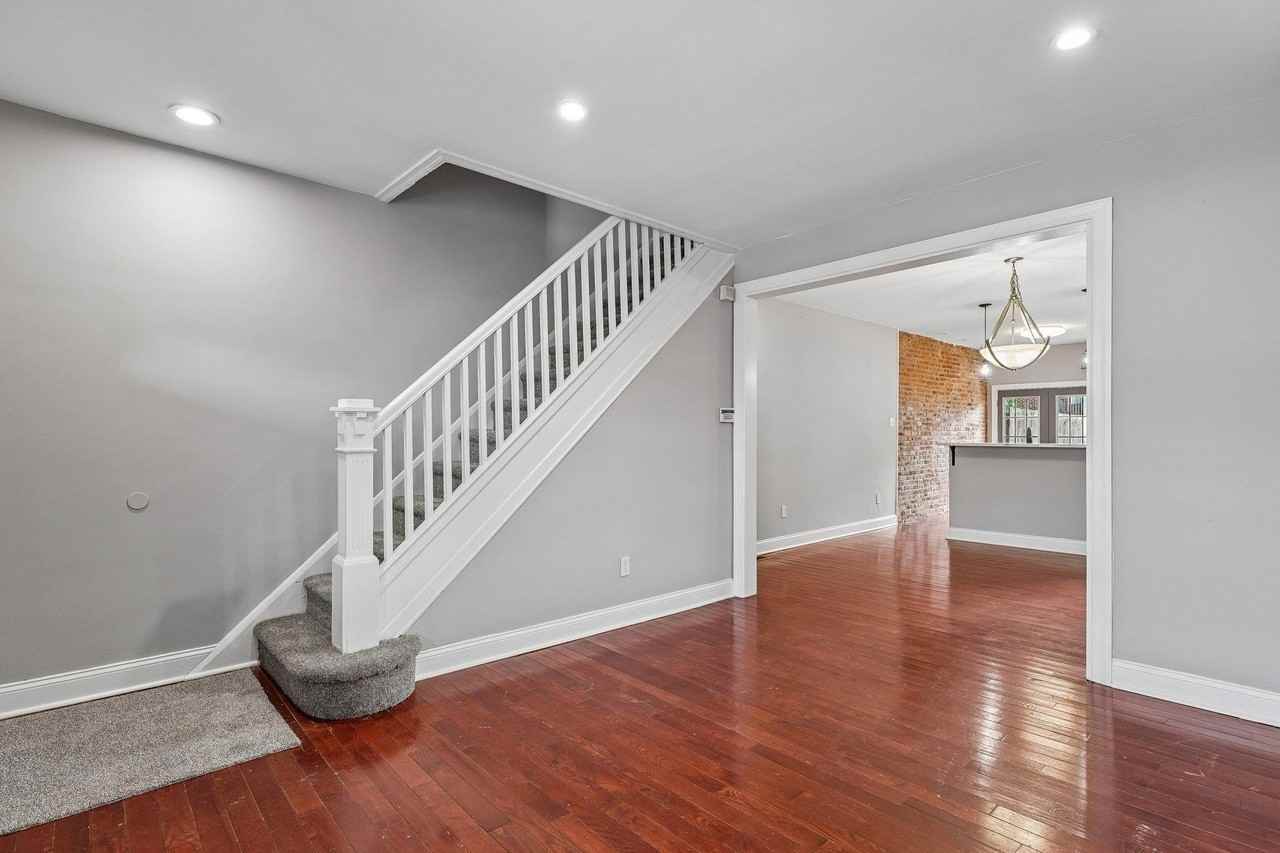 2817 Pelham Ave - Photo 4 of 25