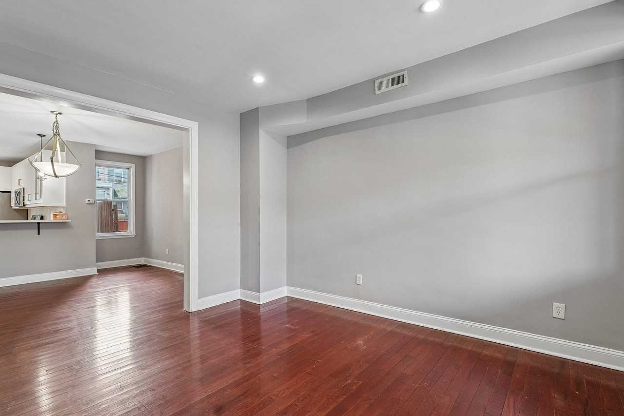 2817 Pelham Ave - Photo 5 of 25