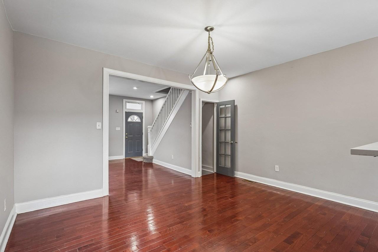 2817 Pelham Ave - Photo 6 of 25