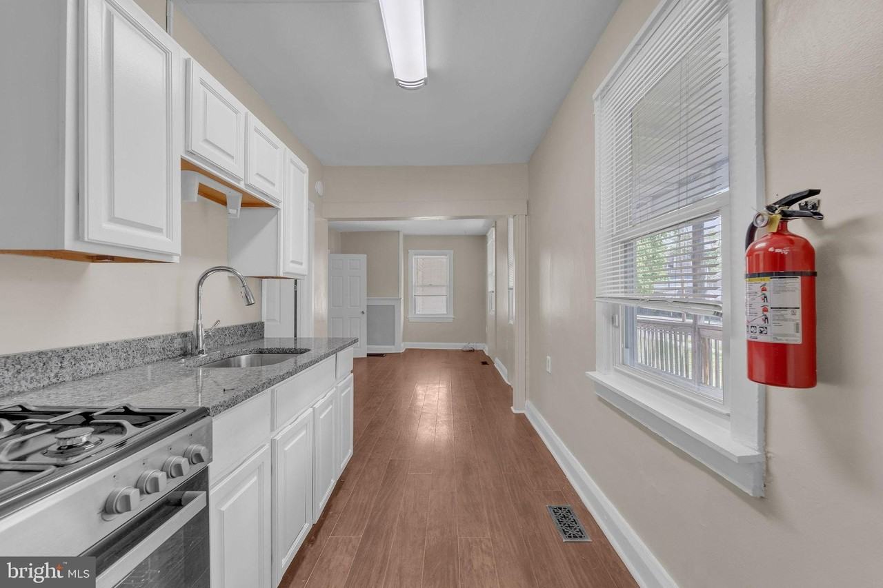 315 Burlington Ave - Photo 2 of 14