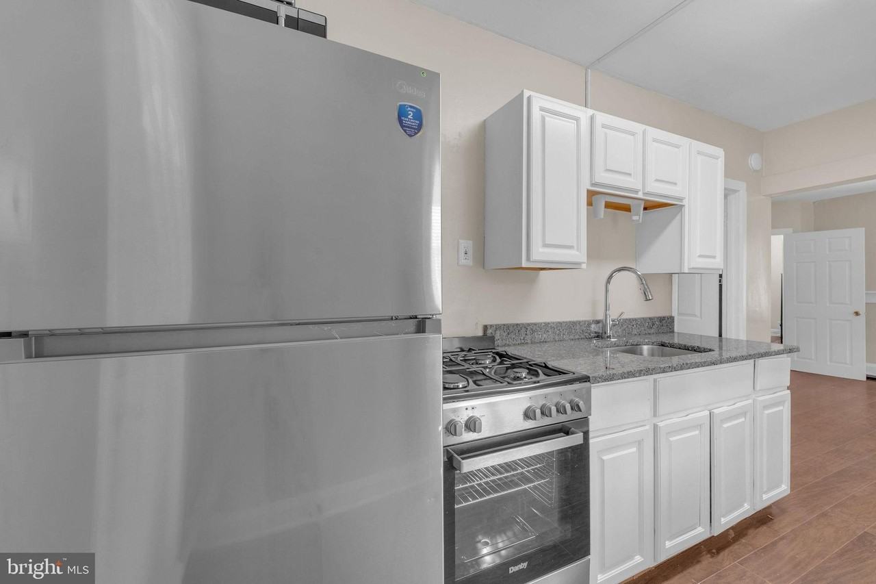 315 Burlington Ave - Photo 3 of 14