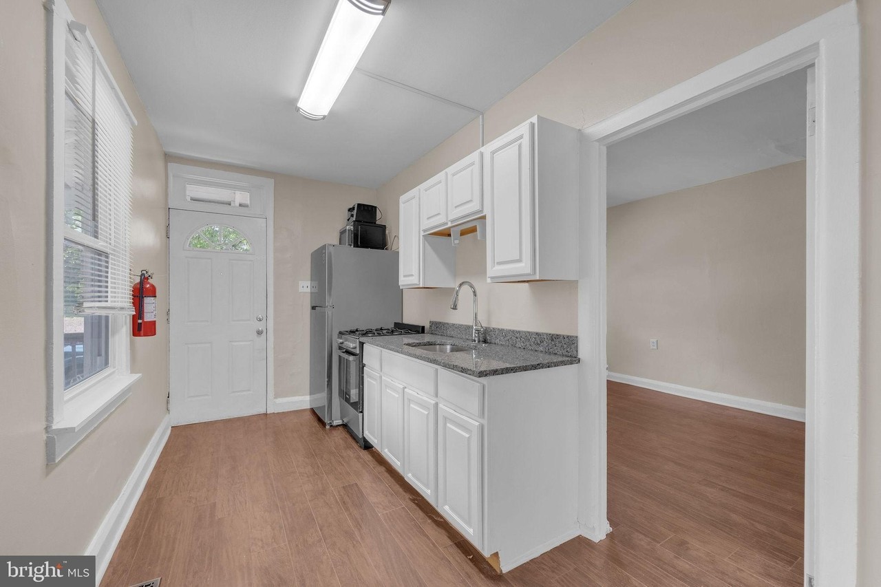 315 Burlington Ave - Photo 4 of 14