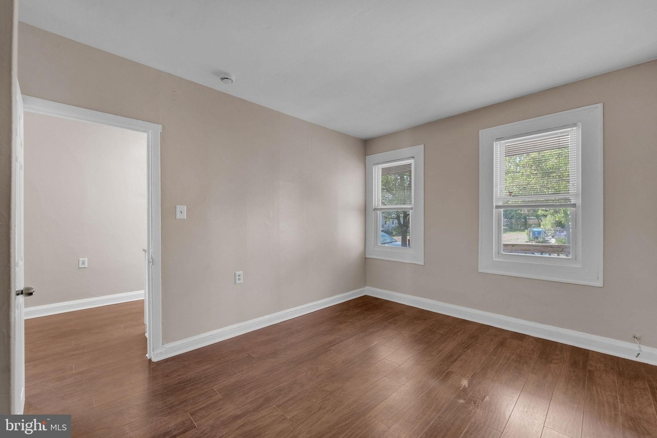 315 Burlington Ave - Photo 5 of 14