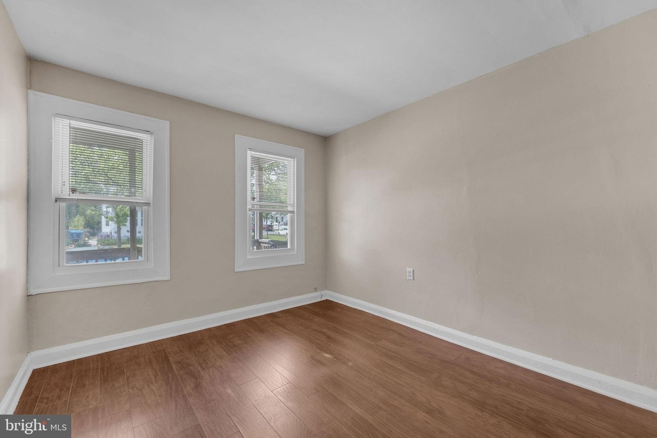 315 Burlington Ave - Photo 6 of 14