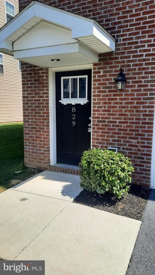 829 Admirals Quay Dr - Photo 2 of 16