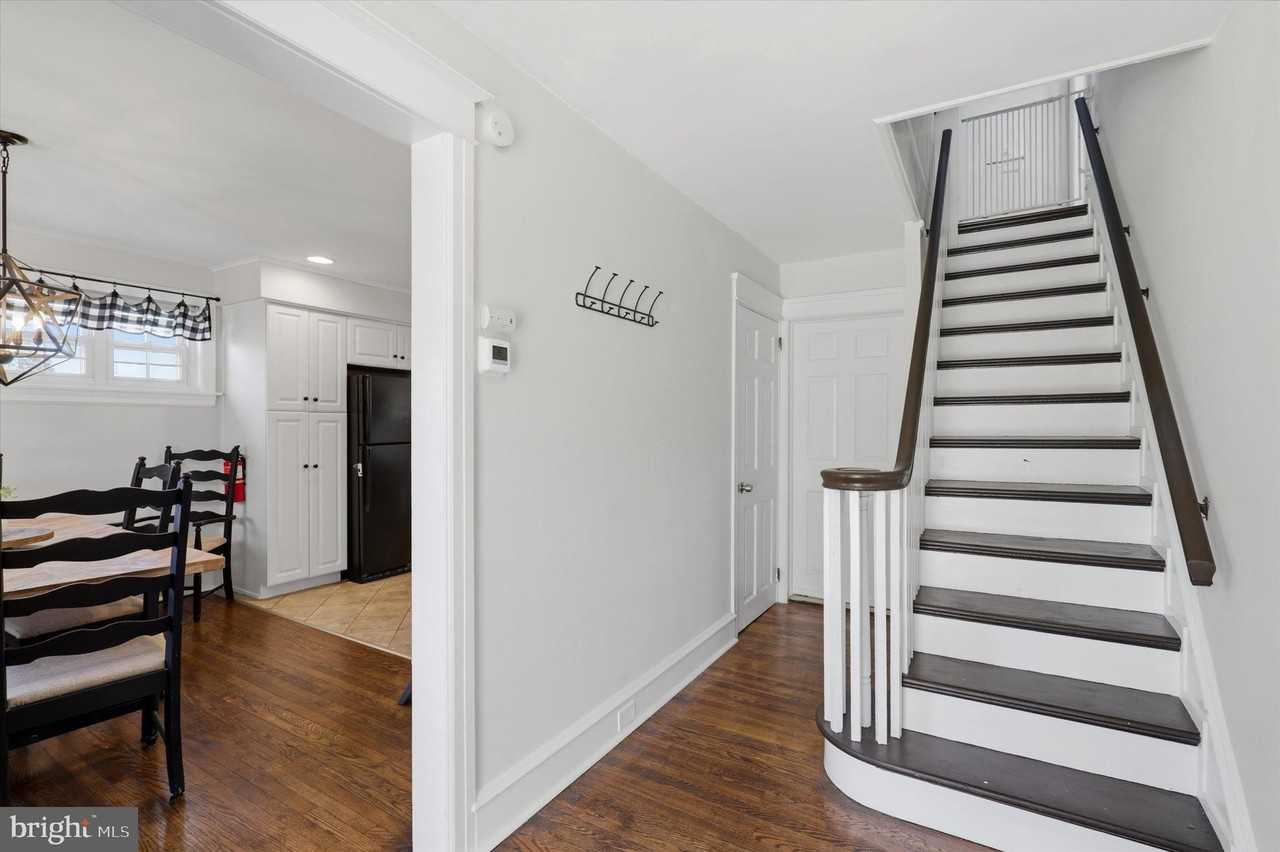 1637 Locust St - Photo 2 of 15