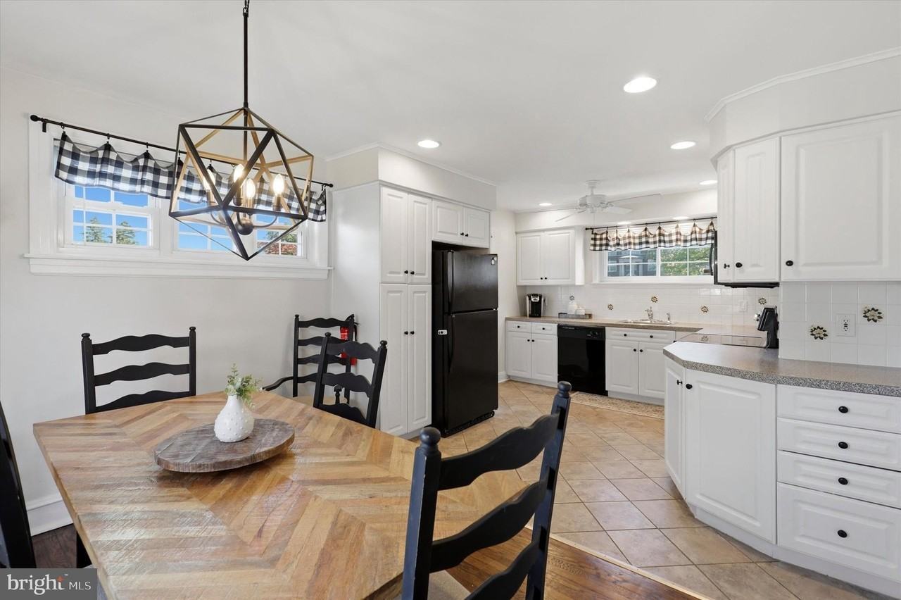 1637 Locust St - Photo 3 of 15