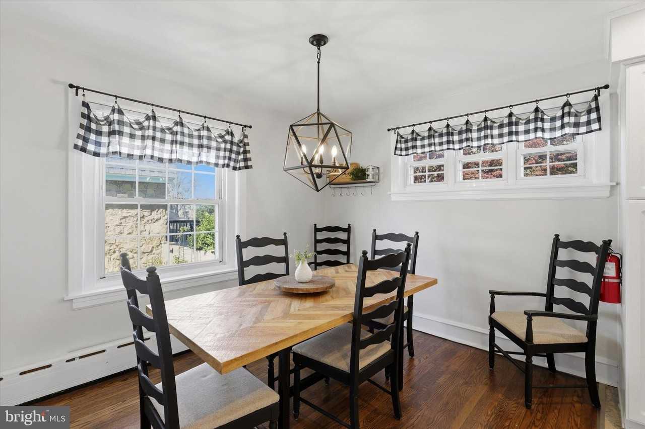 1637 Locust St - Photo 4 of 15