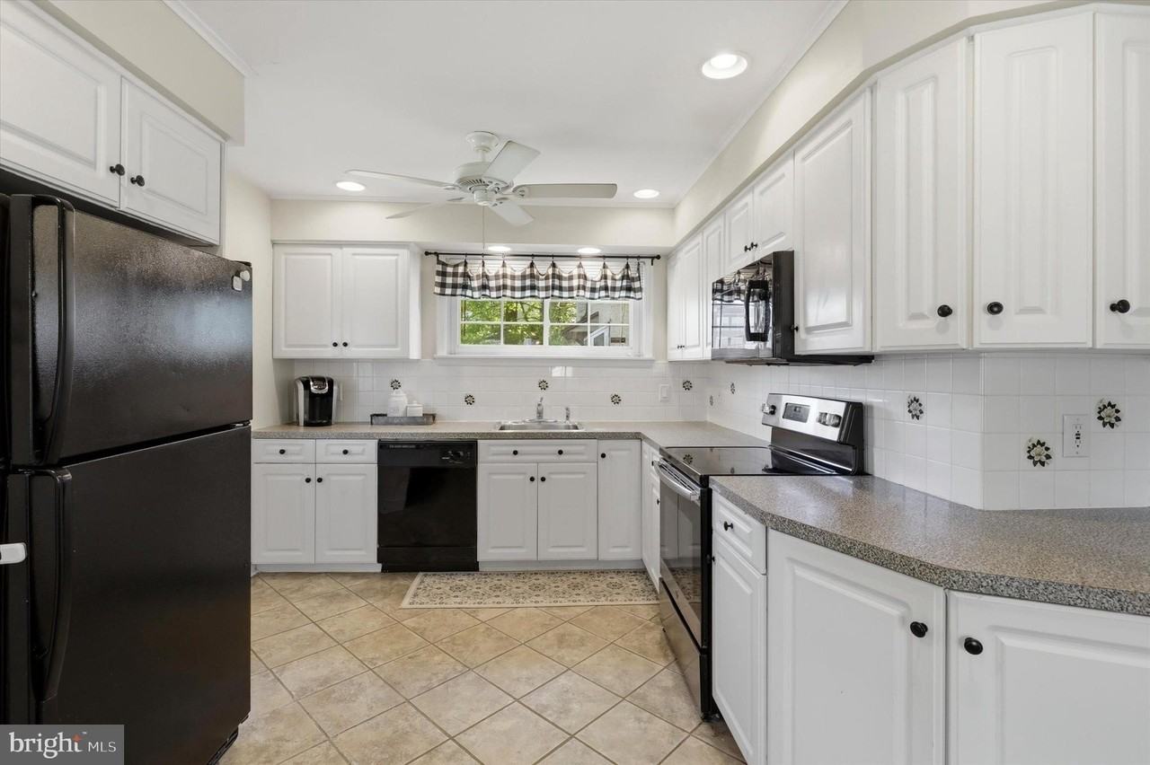 1637 Locust St - Photo 5 of 15