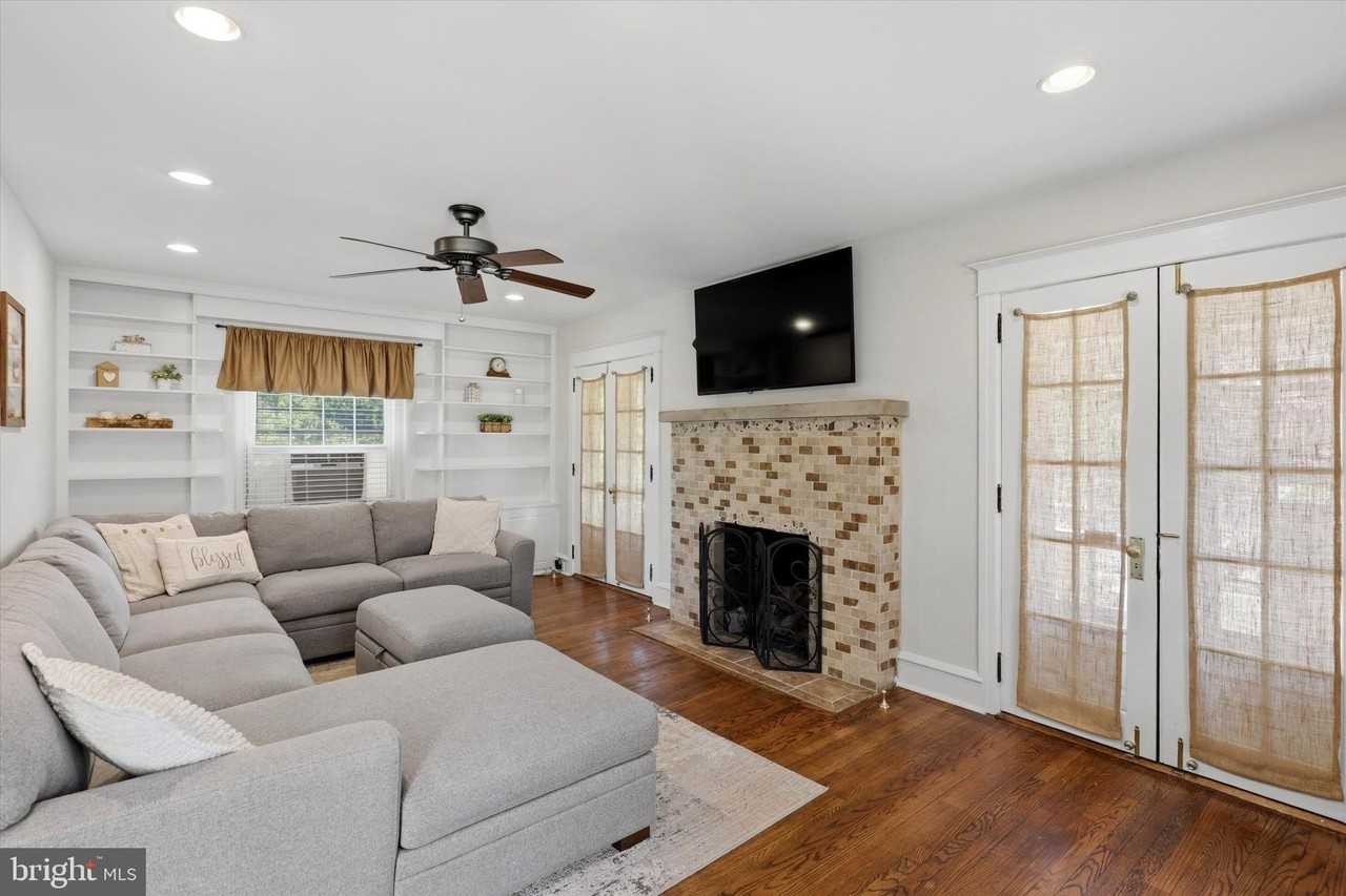 1637 Locust St - Photo 6 of 15