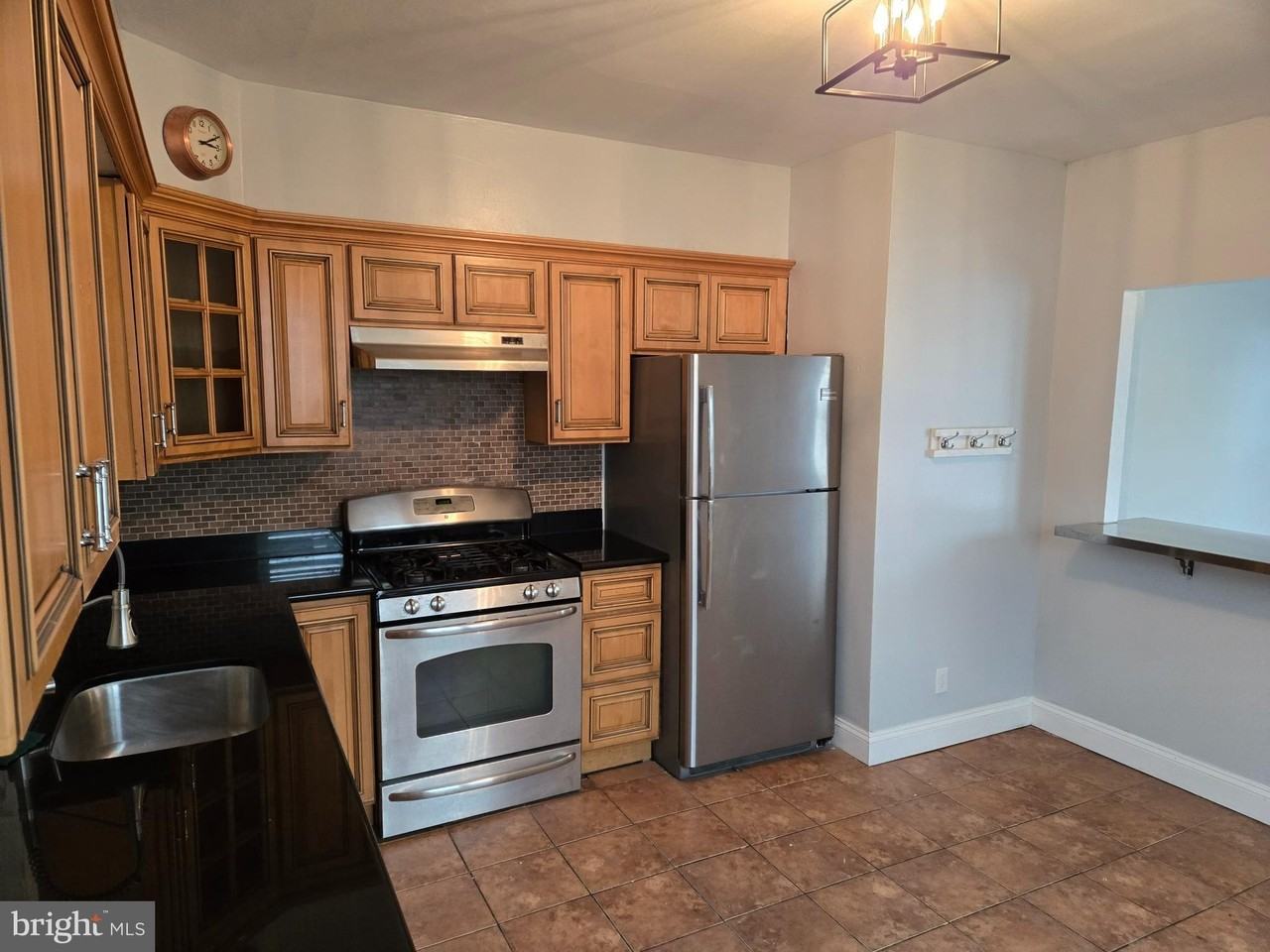 460 Shurs Ln - Photo 4 of 27