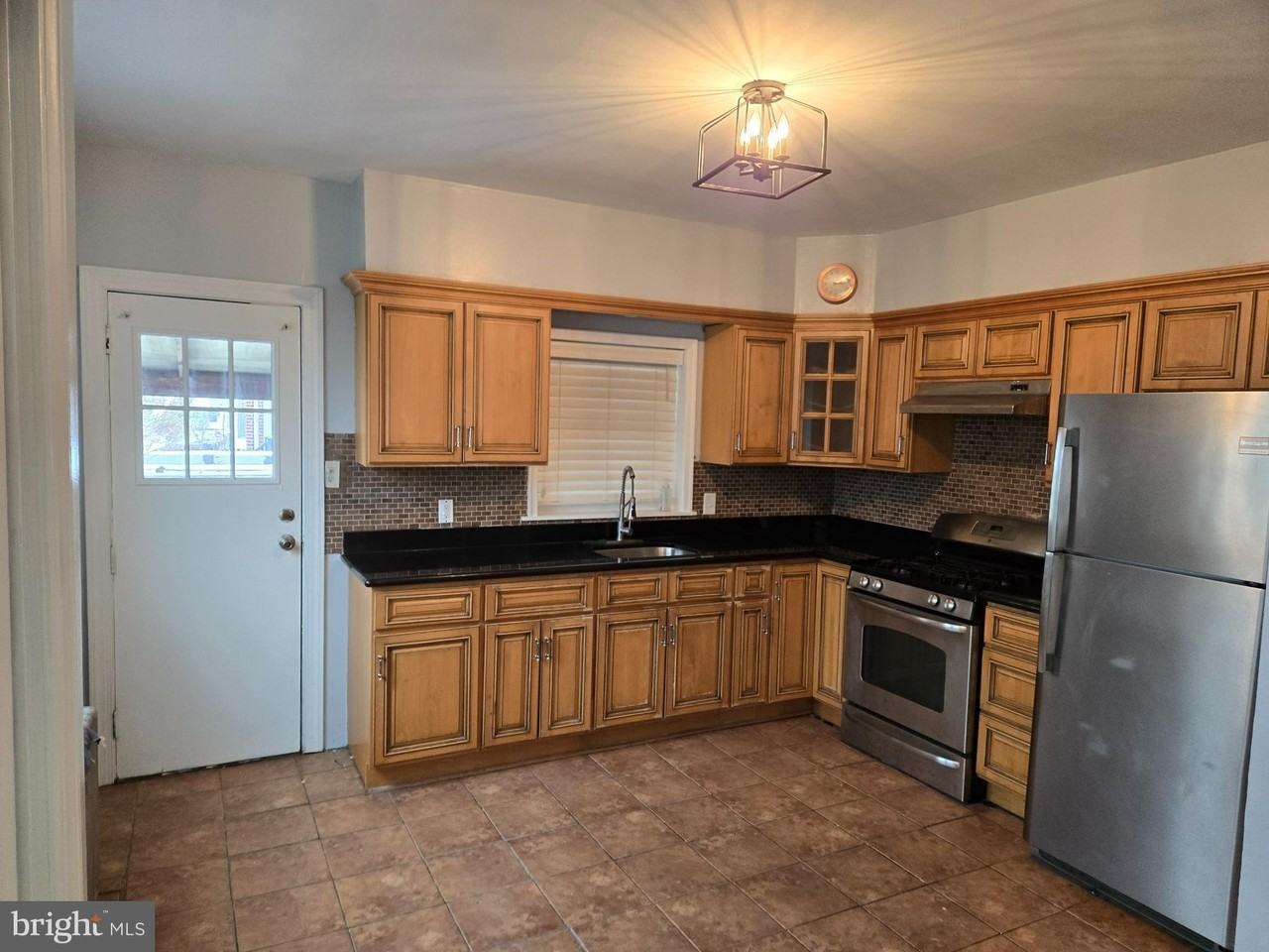 460 Shurs Ln - Photo 5 of 27