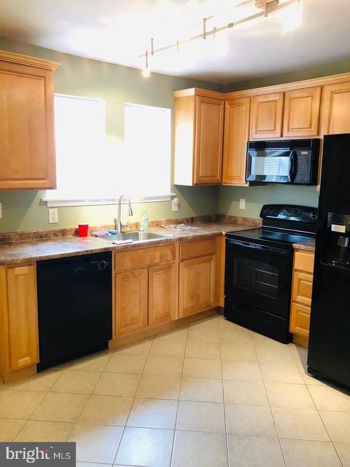 2027 S Darien St - Photo 5 of 13