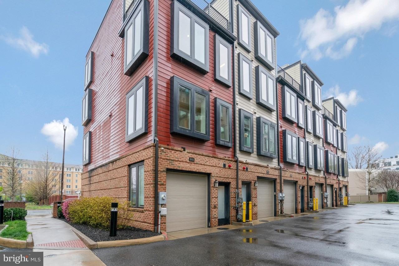 601 N Henry St - Photo 4 of 50