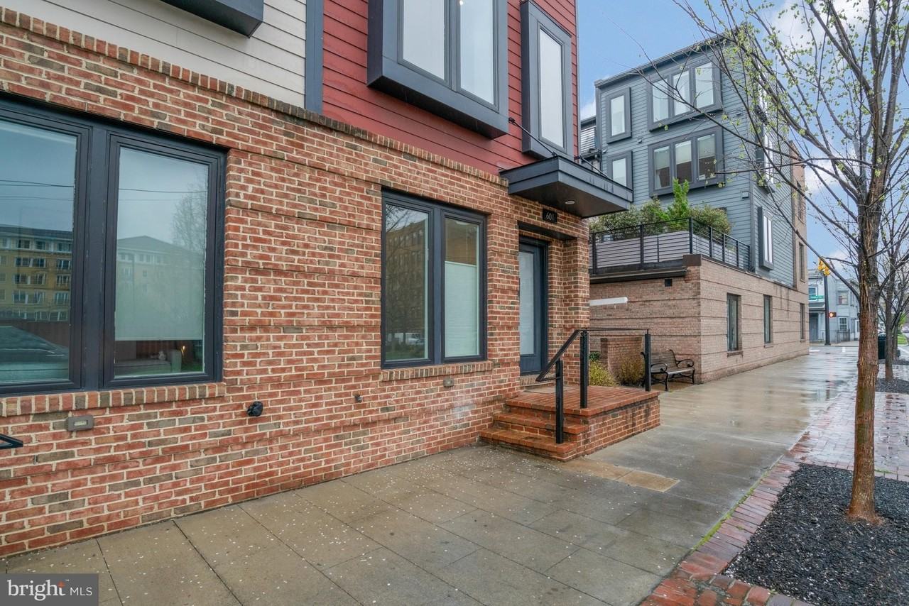 601 N Henry St - Photo 5 of 50