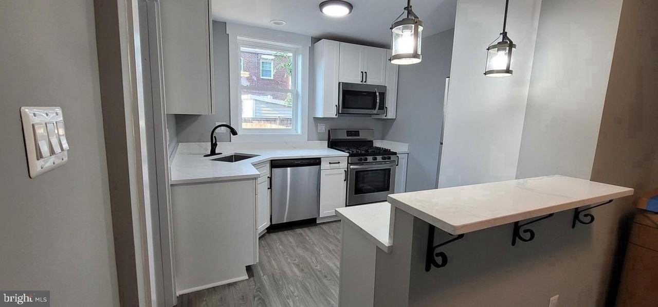 138 Dale St - Photo 3 of 44