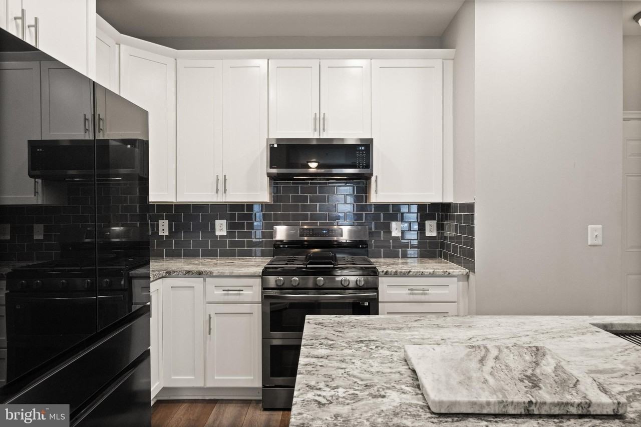 9541 Center St - Photo 3 of 42