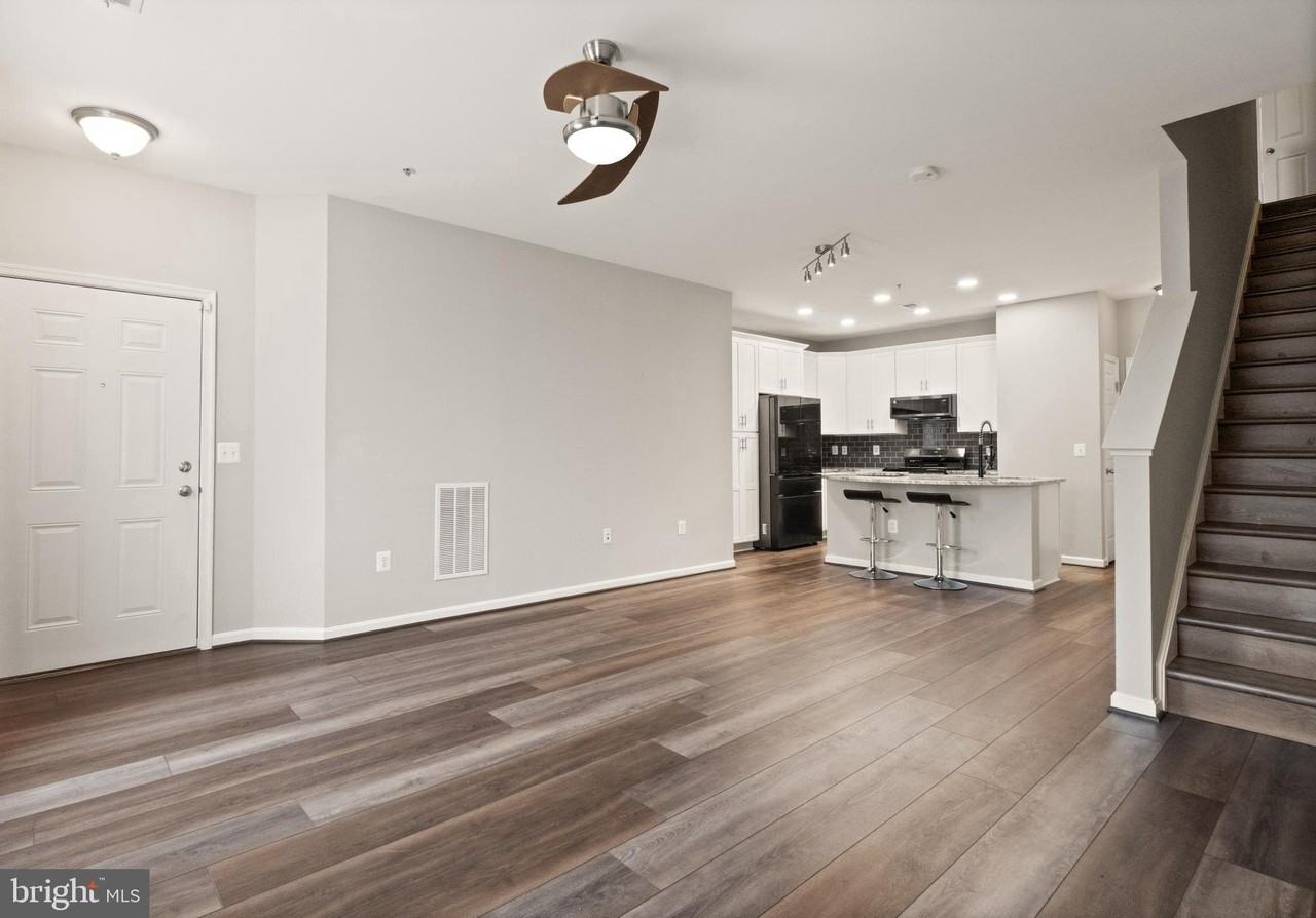 9541 Center St - Photo 4 of 42