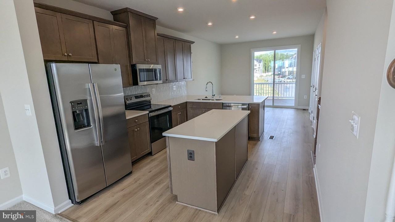 9376 Tanfield Dr - Photo 4 of 50