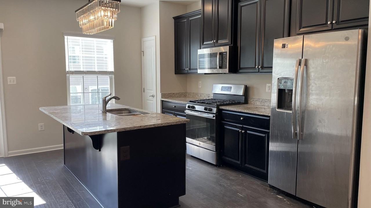 407 Streamview Dr - Photo 3 of 20