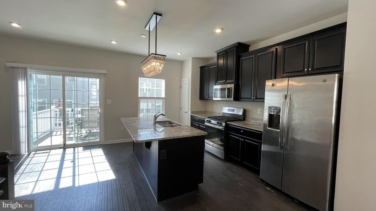 407 Streamview Dr - Photo 4 of 20