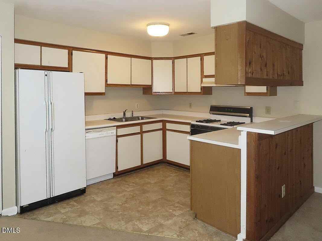 400 Summerwalk Cir - Photo 6 of 19