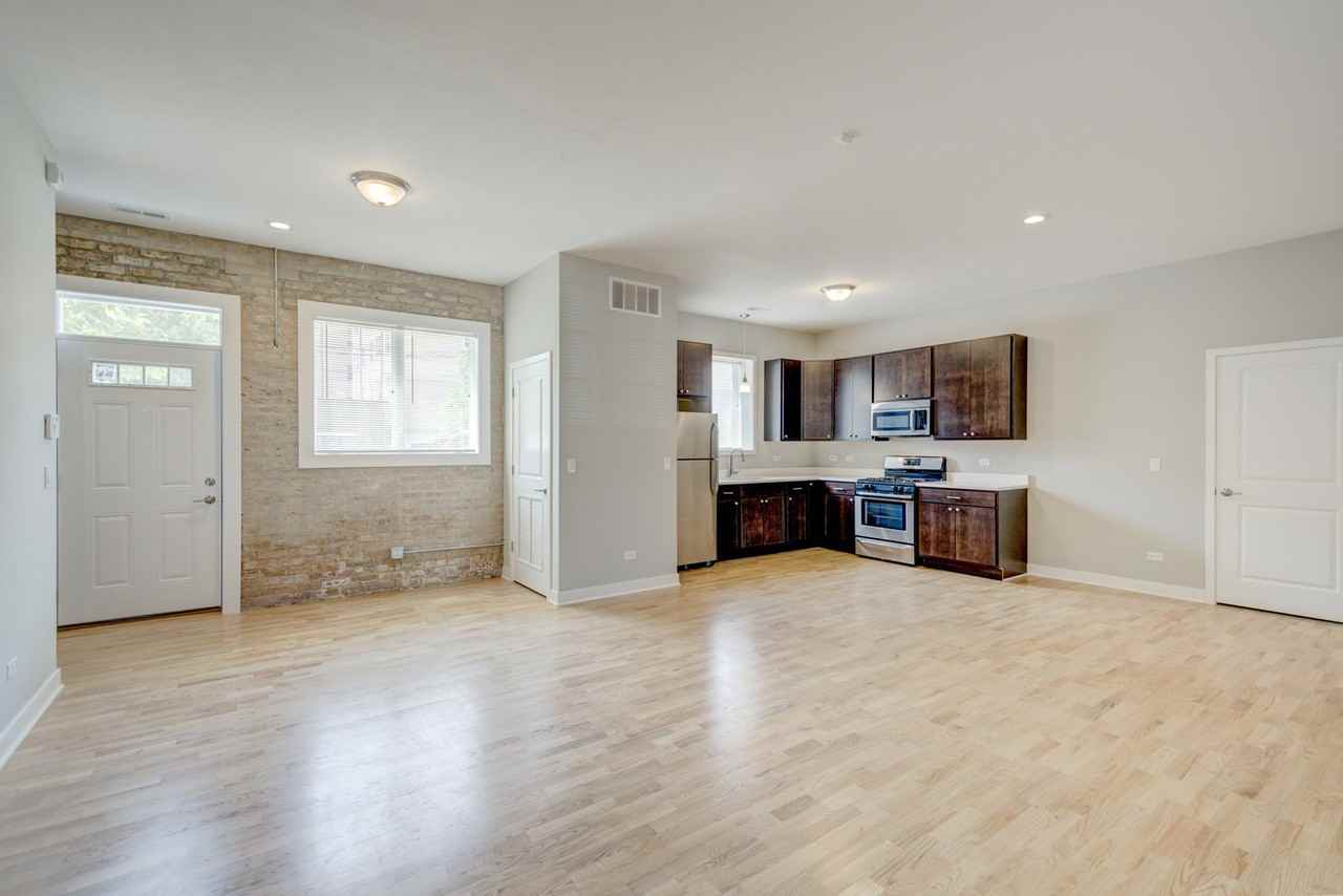 6125 N Clark St #102 - Photo 2 of 6