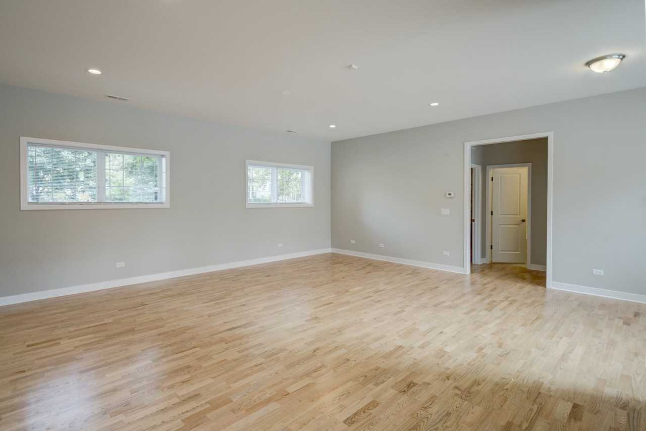 6125 N Clark St #102 - Photo 3 of 6