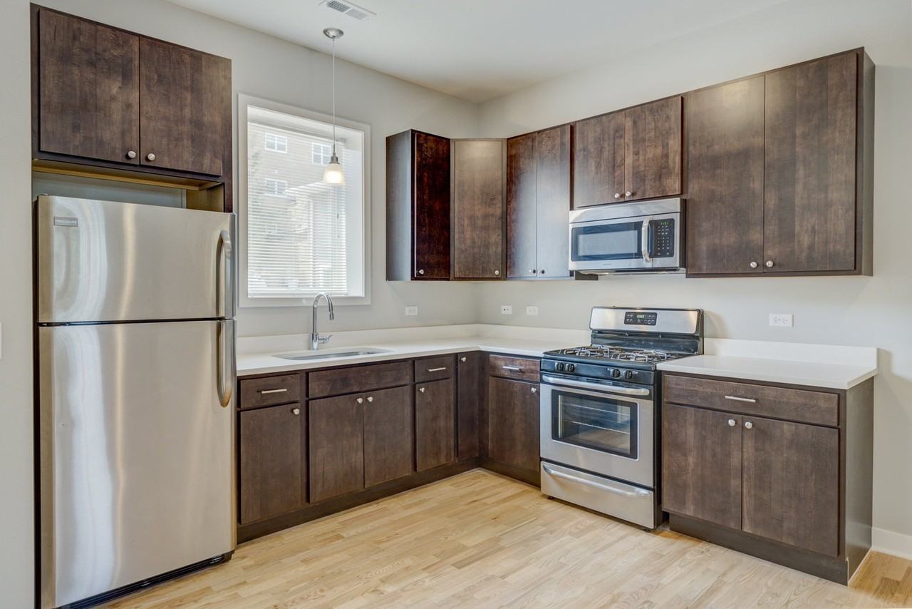 6125 N Clark St #102 - Photo 4 of 6