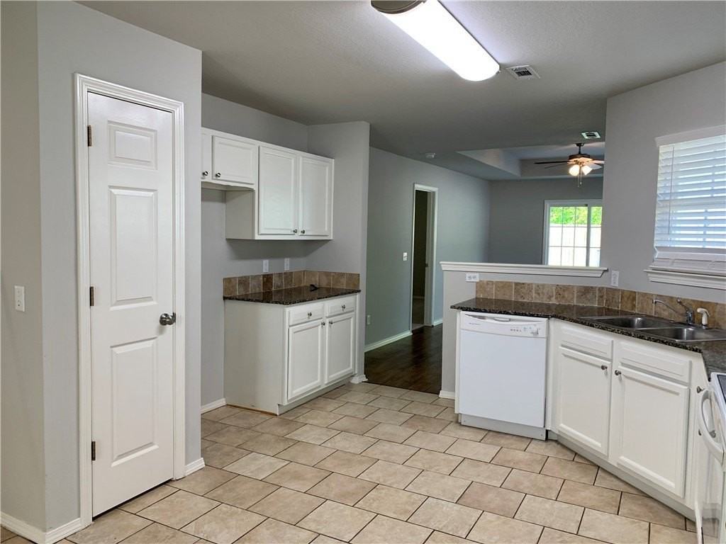 1907 S Pinewoods Dr - Photo 7 of 18