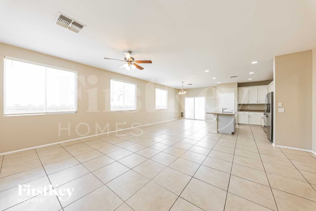 11734 W Chase Ln - Photo 2 of 18