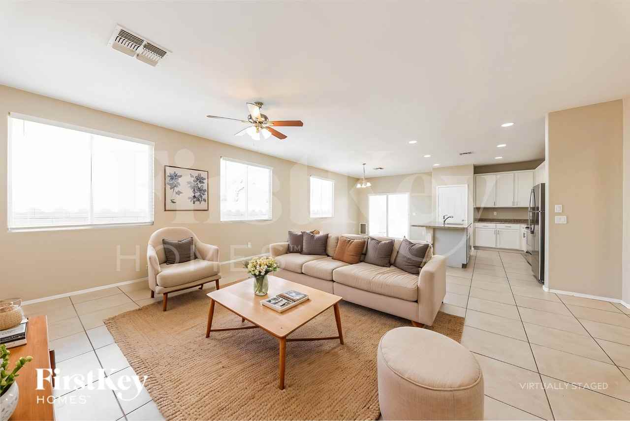 11734 W Chase Ln - Photo 3 of 18