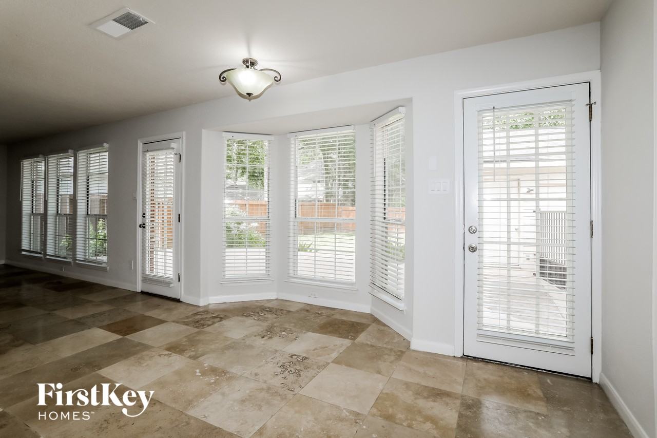 108 N Rockfern Ct - Photo 4 of 15