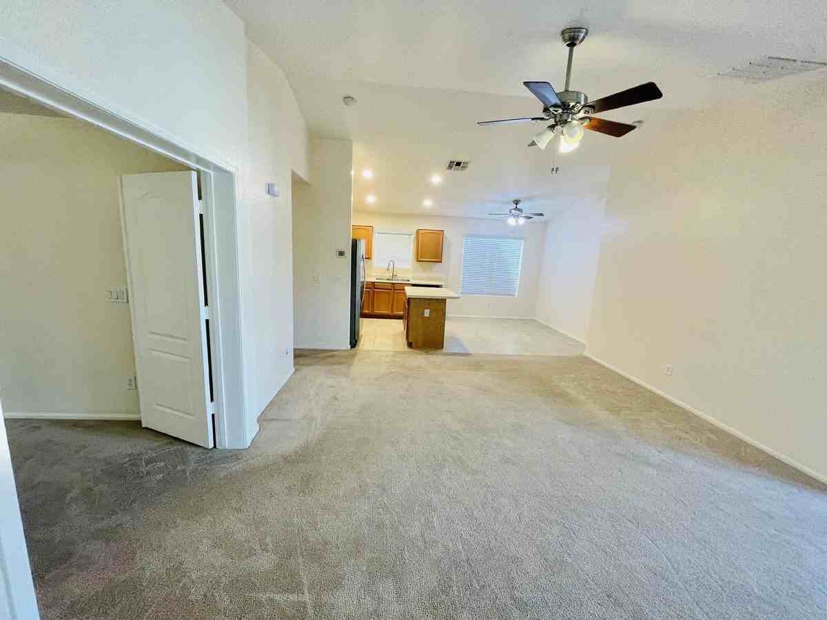 39974 W Thornberry Ln - Photo 5 of 31