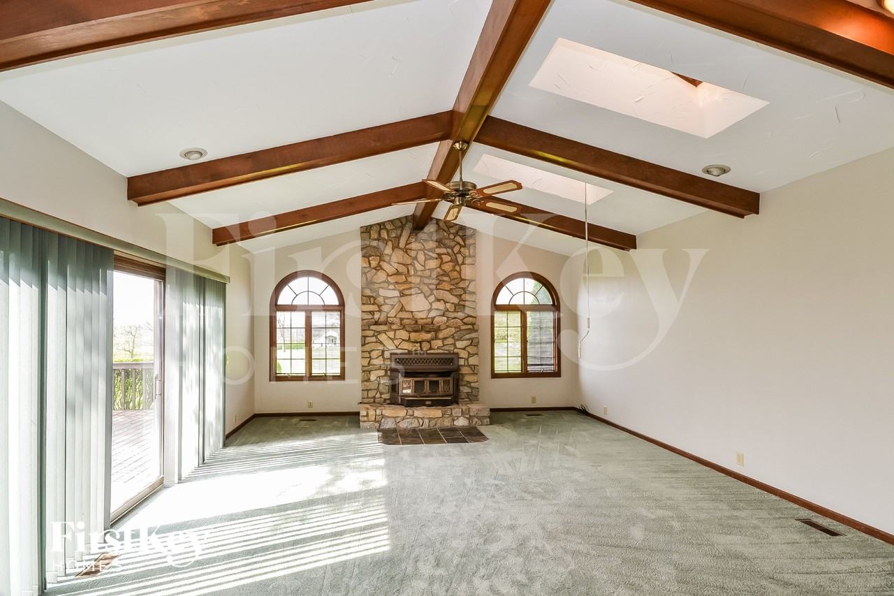 5668 Eagle Nest Ct - Photo 5 of 15