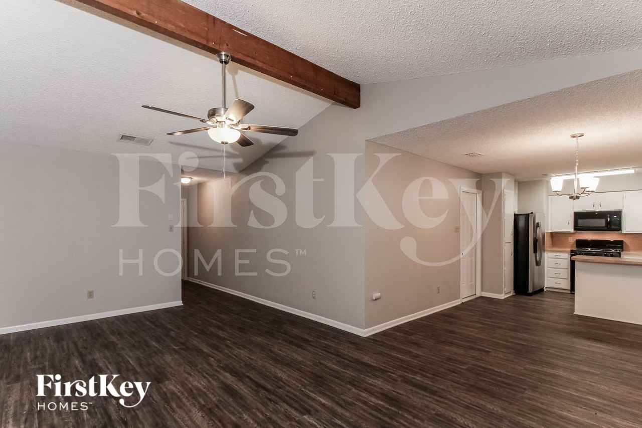 202 Carolyn Dr - Photo 5 of 15