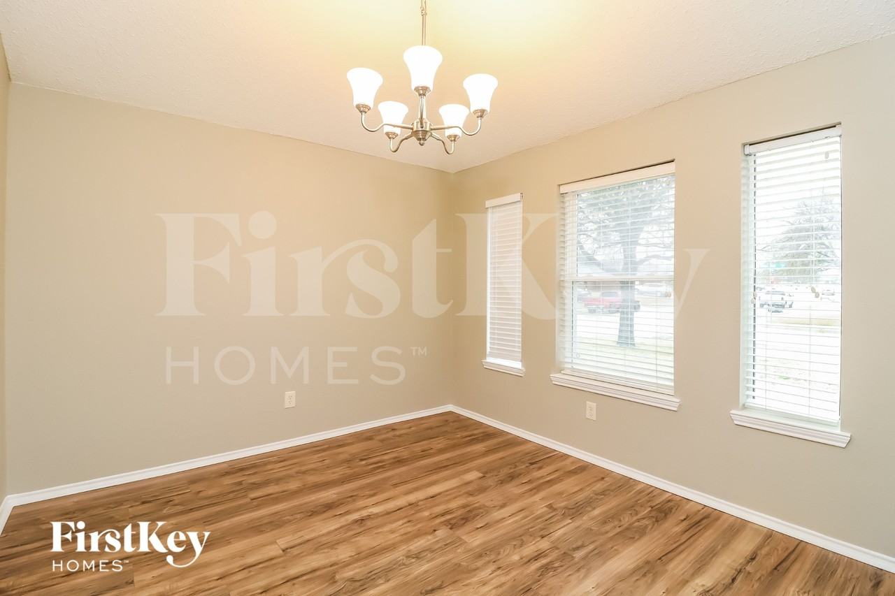 729 Ridge Top Dr - Photo 5 of 15