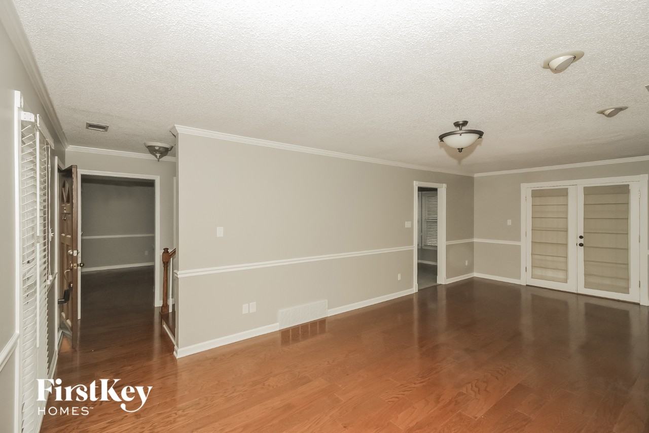 980 Yorktown Rd - Photo 2 of 15