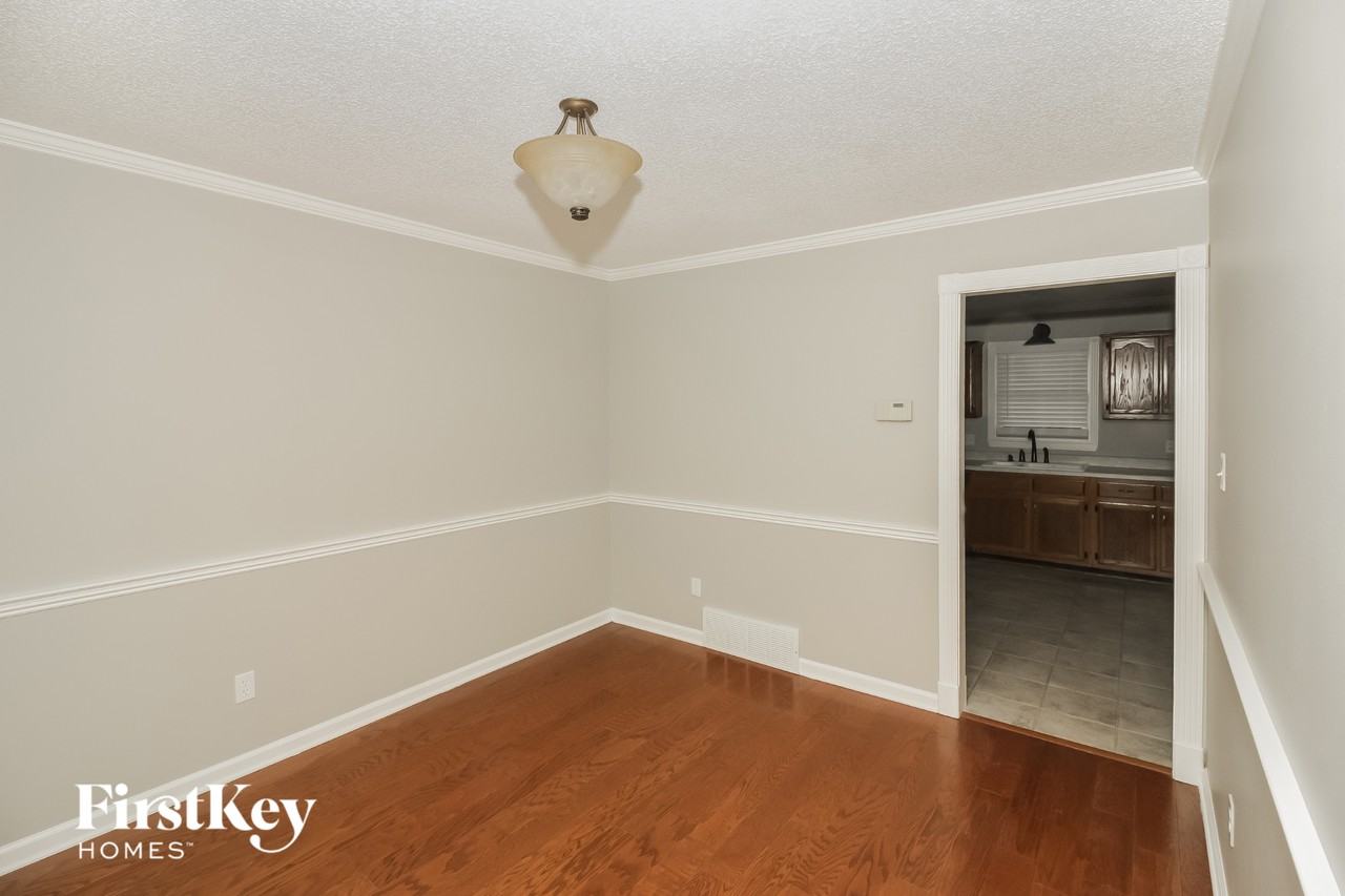 980 Yorktown Rd - Photo 5 of 15