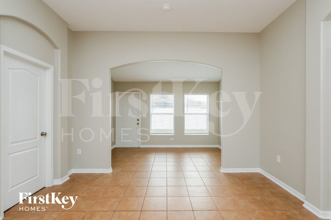 1620 Bonita Bluff Ct - Photo 2 of 18