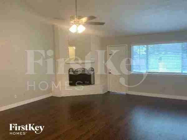 2411 Shady Brook Dr - Photo 3 of 10