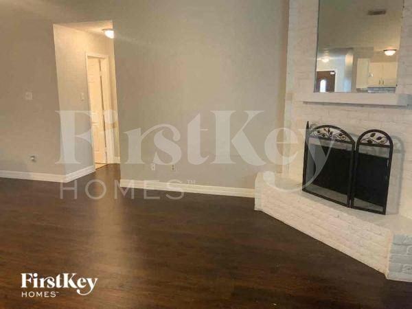 2411 Shady Brook Dr - Photo 4 of 10