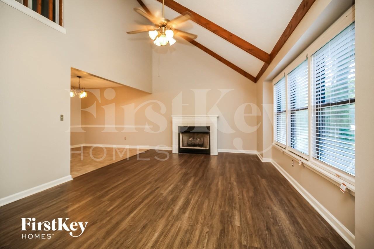 1011 Wildwood St - Photo 3 of 15