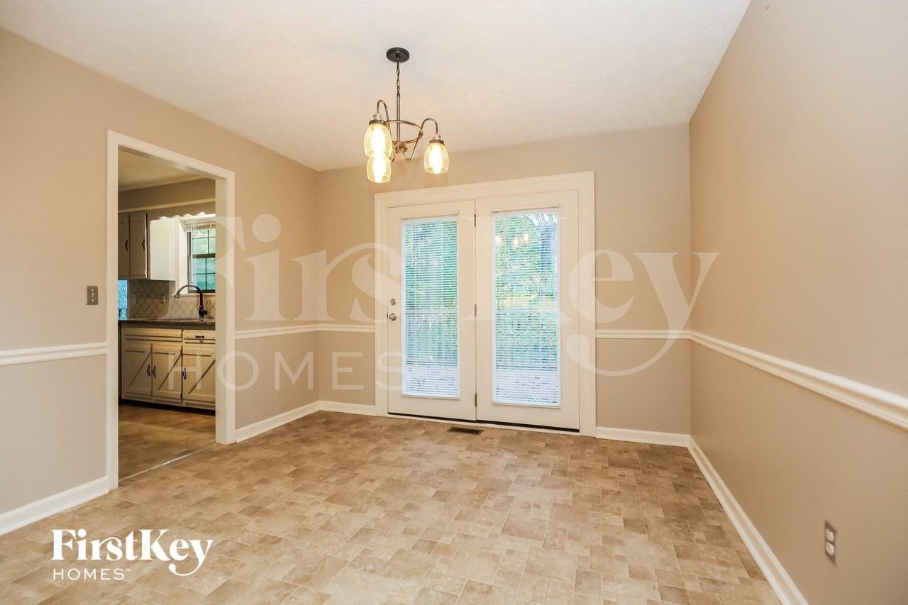 1011 Wildwood St - Photo 4 of 15