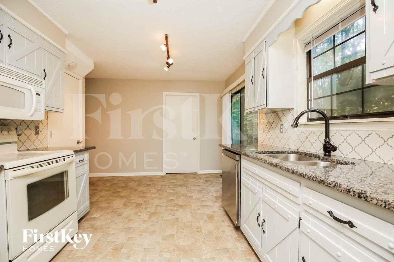 1011 Wildwood St - Photo 5 of 15